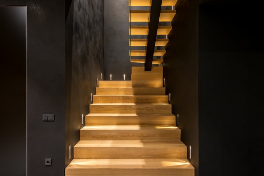 Malowanie klatki schodowej krok po kroku - jak uzyskać profesjonalny efekt? - Wykończenia wnętrz